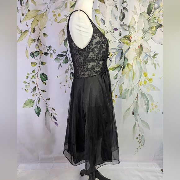 True Vintage 1960s Vanity Fair Lace Night Dress - Picture 2 of 7